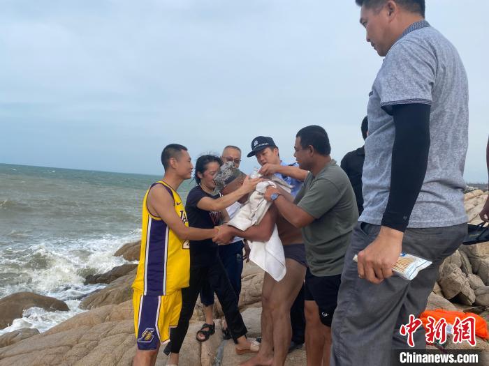 海南昌江：警民接力风浪中勇救溺水儿童