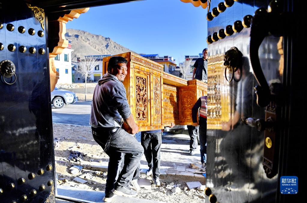 西藏日喀则：喜迁新居