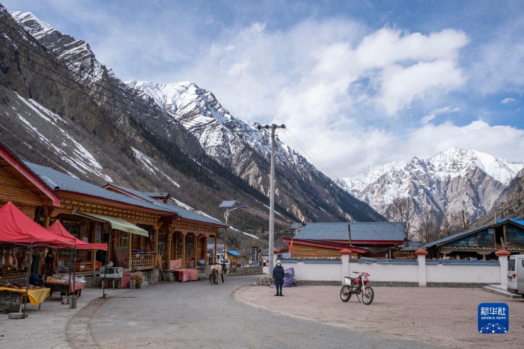 西藏波密：冰川旅游带动村民致富