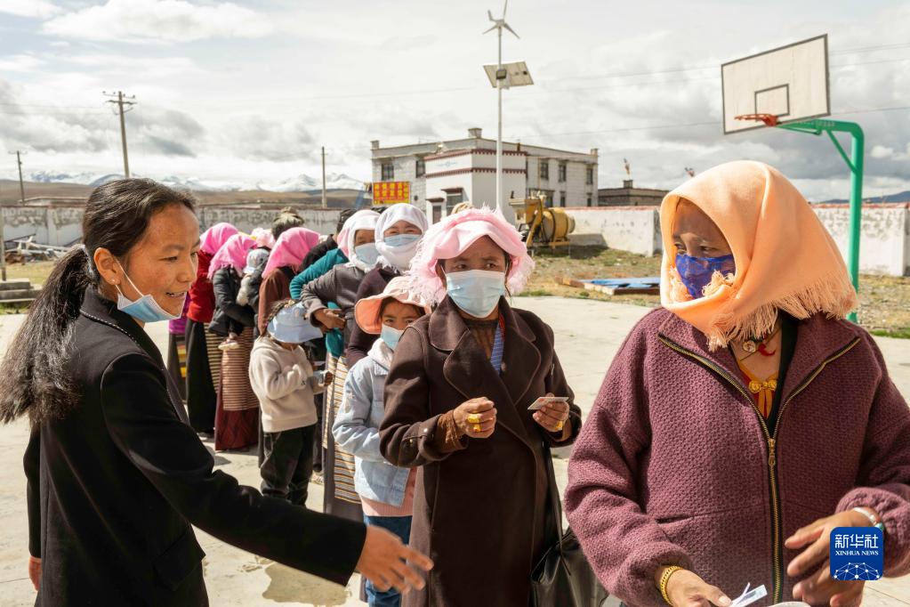 西藏：医疗队义诊暖民心