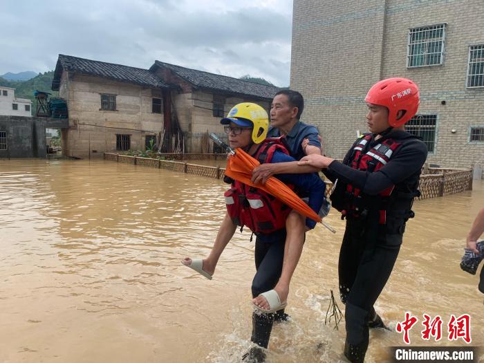 广东连平普降暴雨 已安全转移群众6823人
