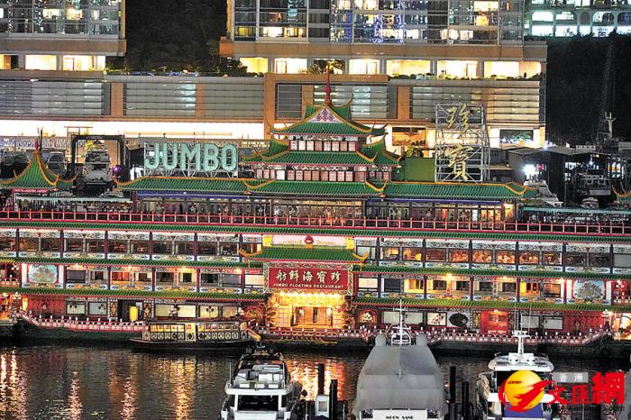 香港地标海上餐厅珍宝海鲜舫离港 市民依依不舍