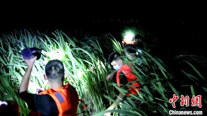 2名游客被困上海三甲港外堤浅滩海警驰援成功安全救回