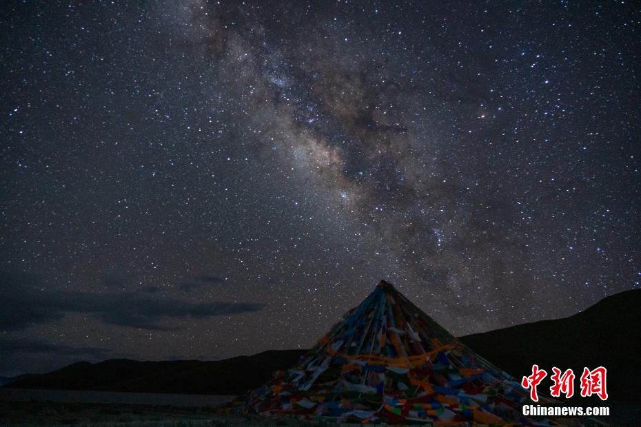 西藏“羊湖银河”景象唯美壮丽