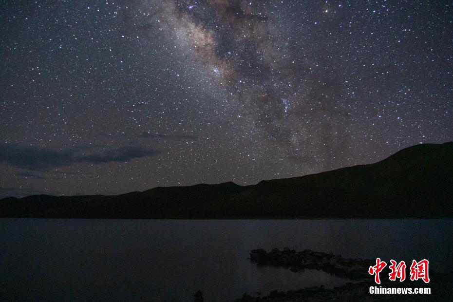 西藏“羊湖银河”景象唯美壮丽