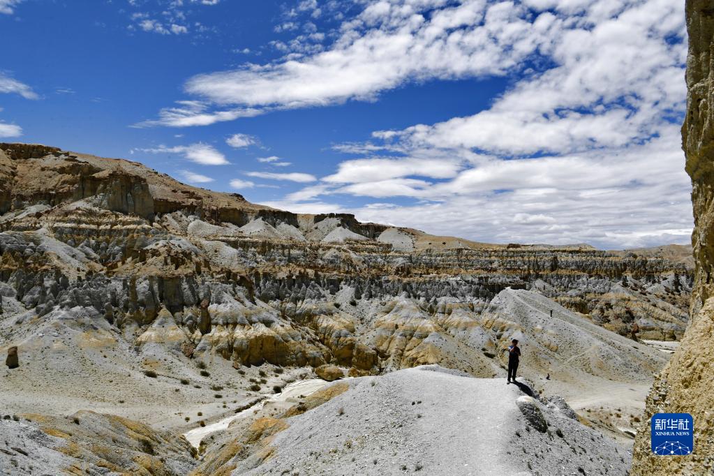 西藏札达：地质人文景观引游客