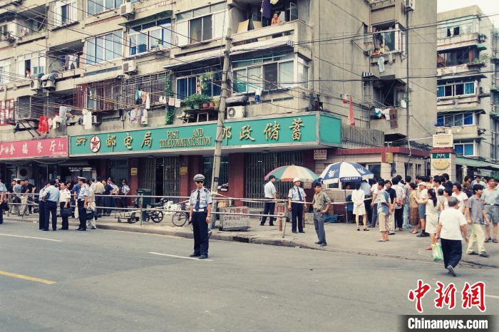上海“抢劫邮政储蓄所”案告破 民警回顾20年追捕点滴