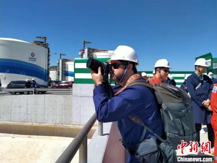 中外媒体记者走进中海油盐城“绿能港”项目。　滨海县委宣传部供图