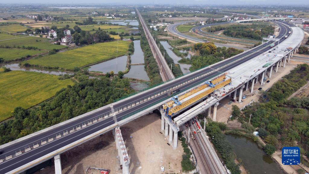 安徽：芜合高速公路上跨淮南铁路箱梁架设完成