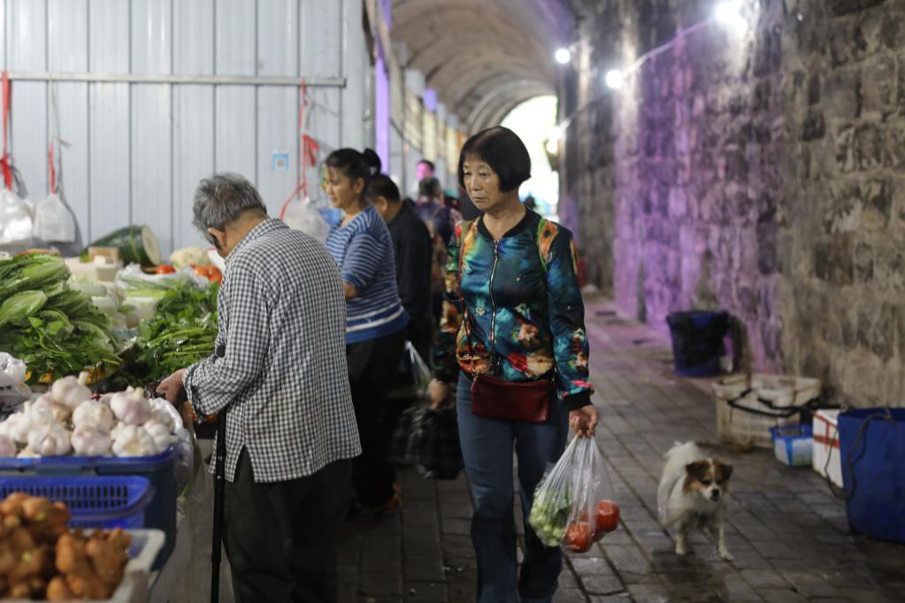 重庆：废弃隧道变身便民菜市场