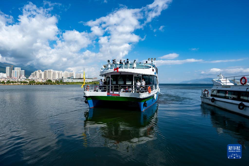 云南大理：新能源游船助力洱海生态保护