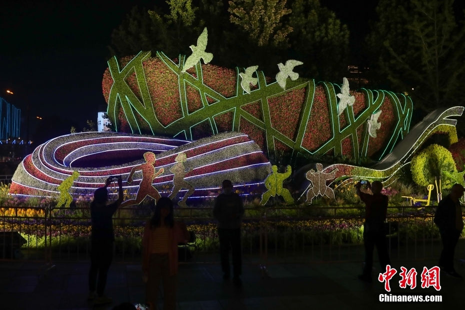 北京长安街沿线主题花坛亮灯