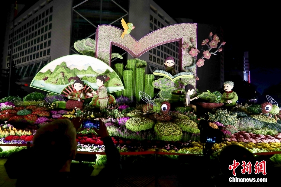 北京长安街沿线主题花坛亮灯