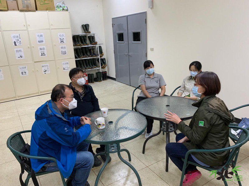 吴虹林(左一)、魏明(左二)与园方人员讨论“团团”病况。图自联合新闻网