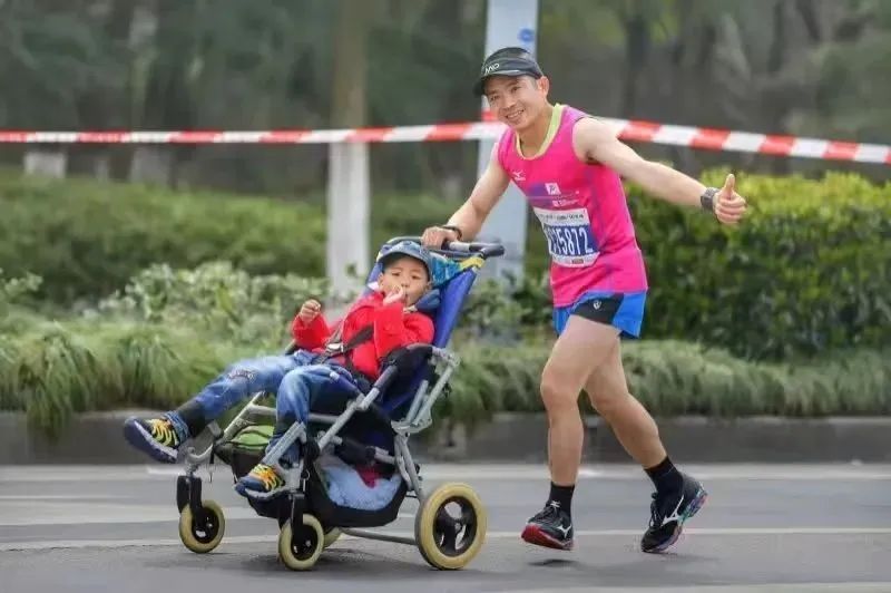 父亲推脑瘫儿子跑马拉松：“我答应他一辈子站在身后”