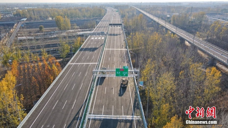 京雄高速公路（北京段）主线沥青摊铺完成