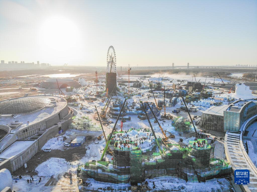 哈尔滨冰雪大世界冰建施工总体进度过半