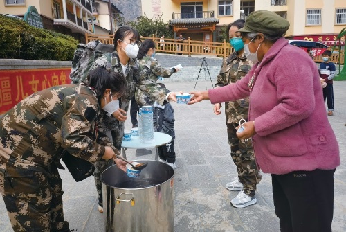云南怒江：健康教育“背包队”进村开展服务