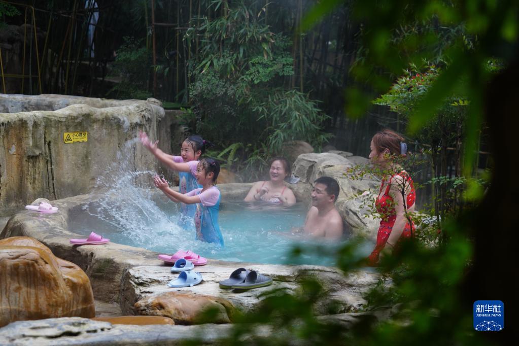 寒冬时节温泉暖