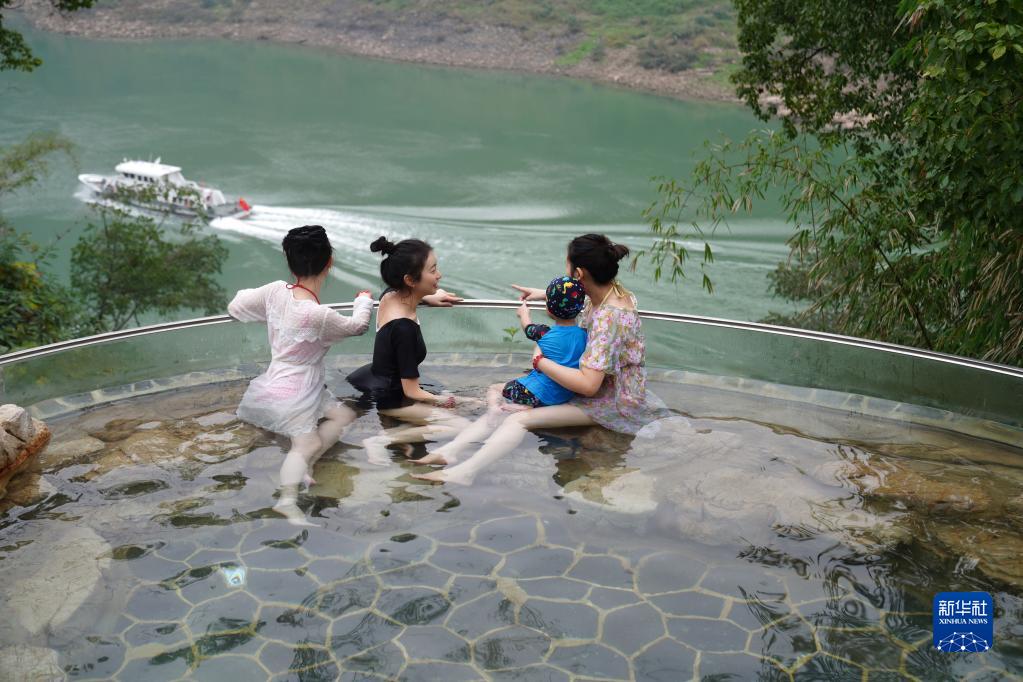 寒冬时节温泉暖