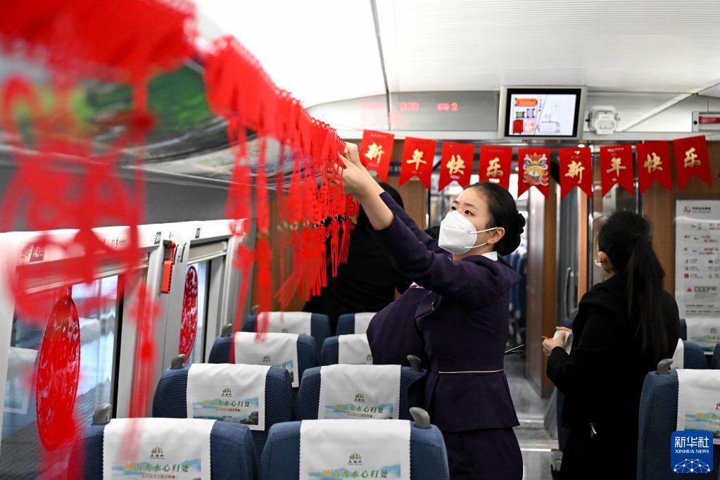 温馨车厢 情暖旅途