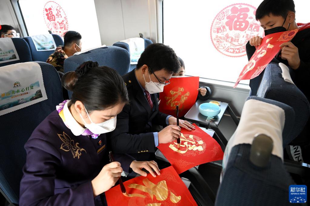 温馨车厢 情暖旅途