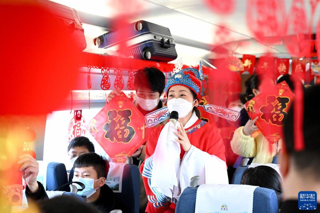 温馨车厢 情暖旅途