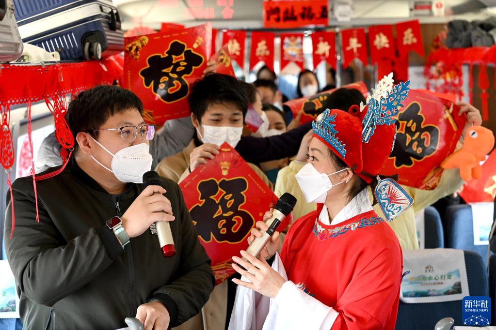 温馨车厢 情暖旅途