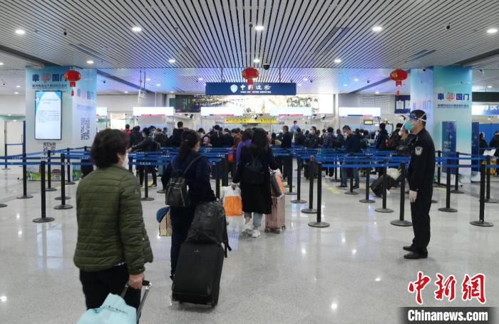“乙类乙管”实施首日：福州首批口岸入境旅客快速通关