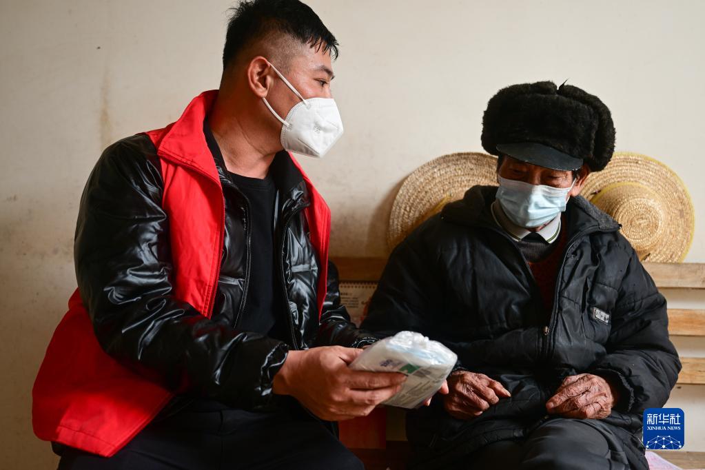 海南文昌：为高龄老人免费发放防疫“健康包”