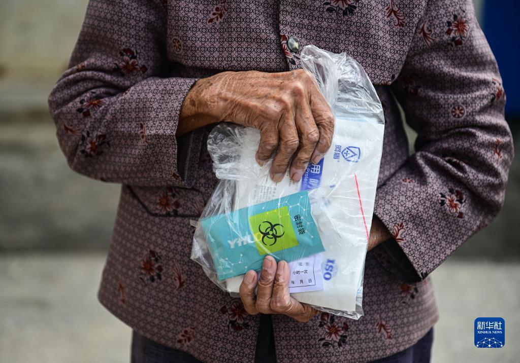 海南文昌：为高龄老人免费发放防疫“健康包”
