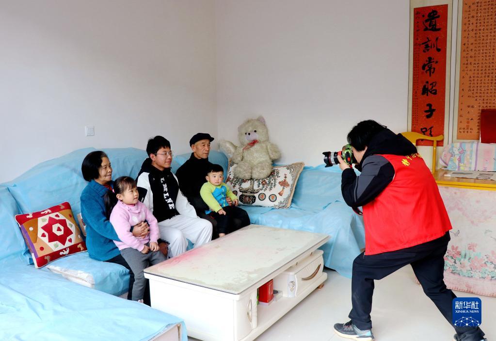 甘肃静宁：写春联 喜迎春