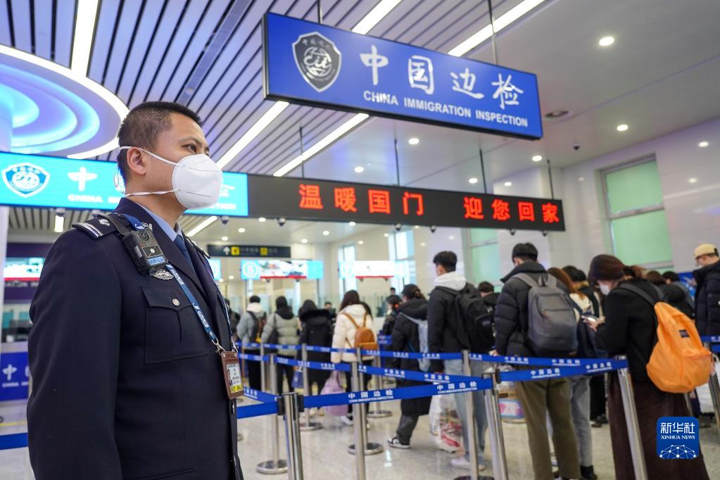 山东济南边检站暖心服务保通关