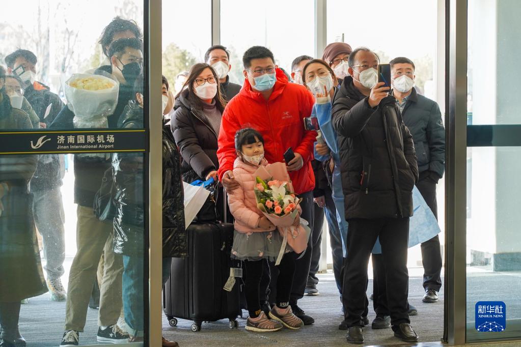 山东济南边检站暖心服务保通关