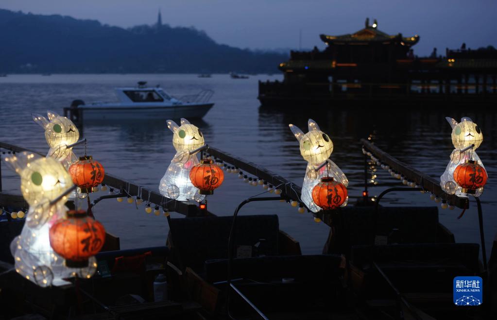 “玉兔灯”点亮杭州西湖