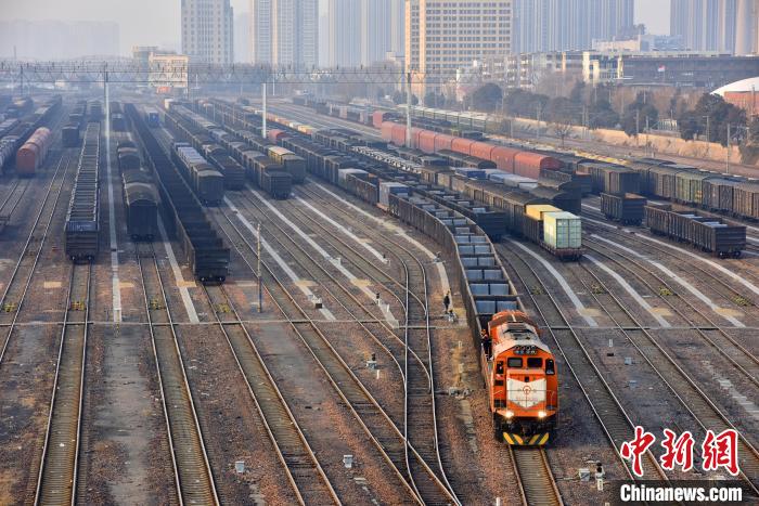 探访中国铁路“心脏”：年货班列运输忙