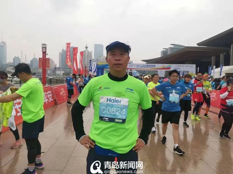 跳海救人的“蓝衣大哥”，找到了！