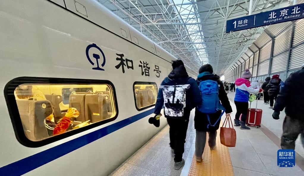 京张高铁成为春节假期旅游热线