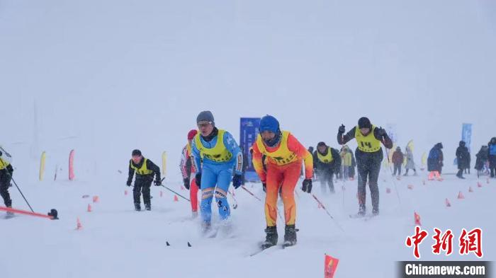 2月10日，新疆首届冬季运动会越野滑雪比赛在阿勒泰市萨尔阔布越野滑雪场正式开赛。　阿勒泰市融媒体中心供图