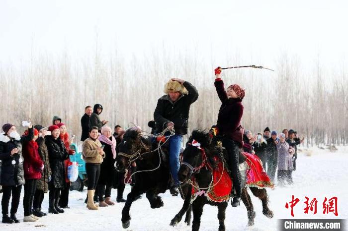 2月12日，新疆昌吉市农牧民在雪地里开展“姑娘追”民俗活动。　梁宏涛 摄