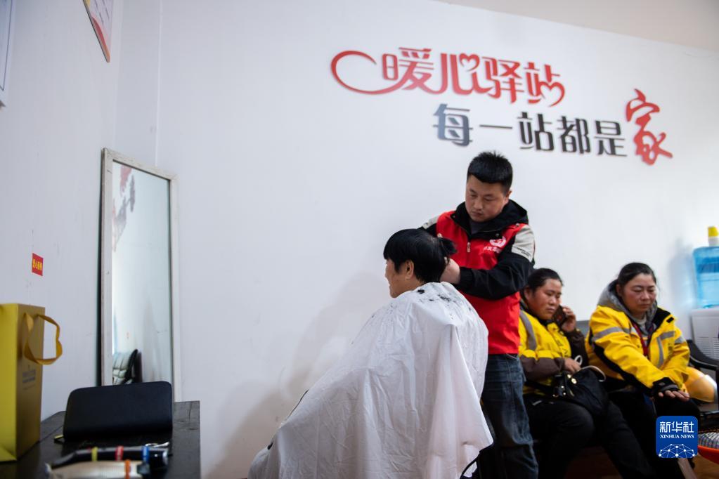 “暖心驿站”关爱户外劳动者