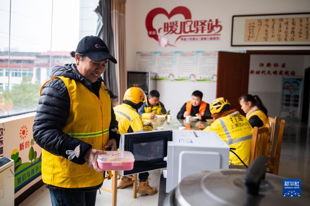 “暖心驿站”关爱户外劳动者