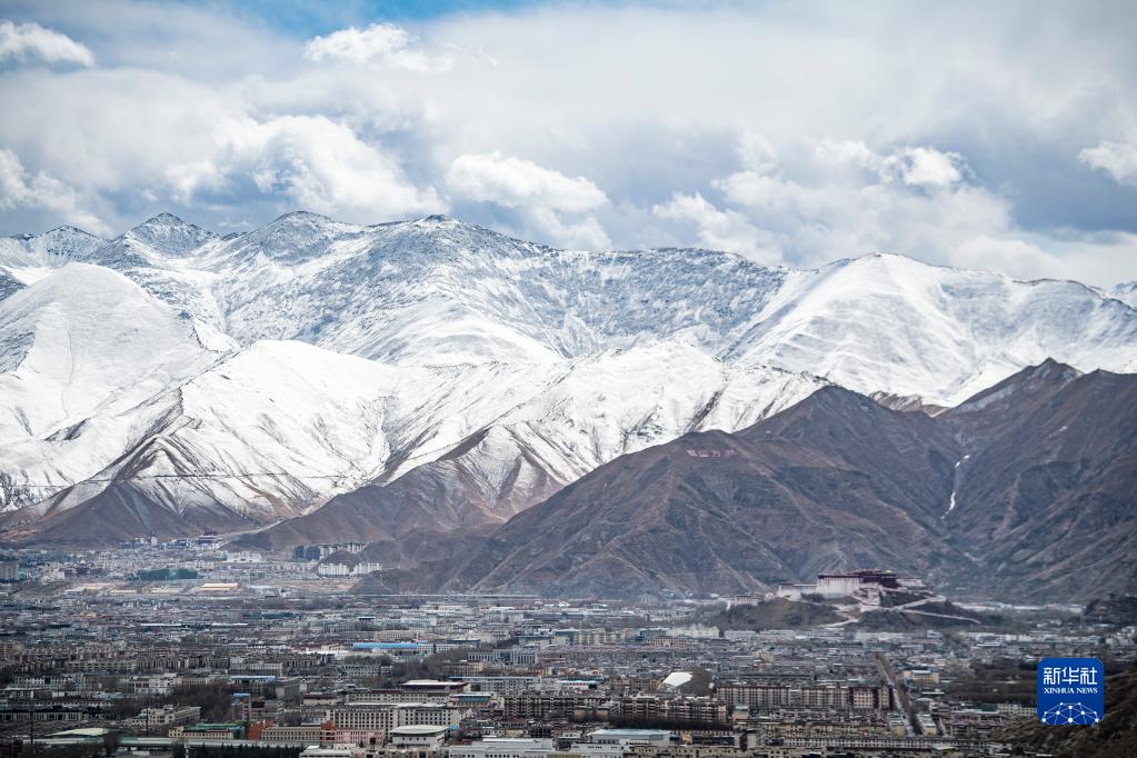 高原飞春雪 山川入画来
