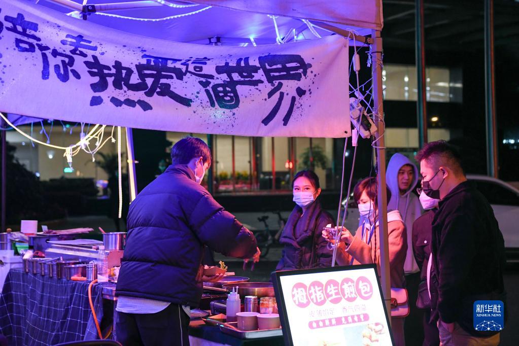 四川成都：“夜经济”点亮城市活力