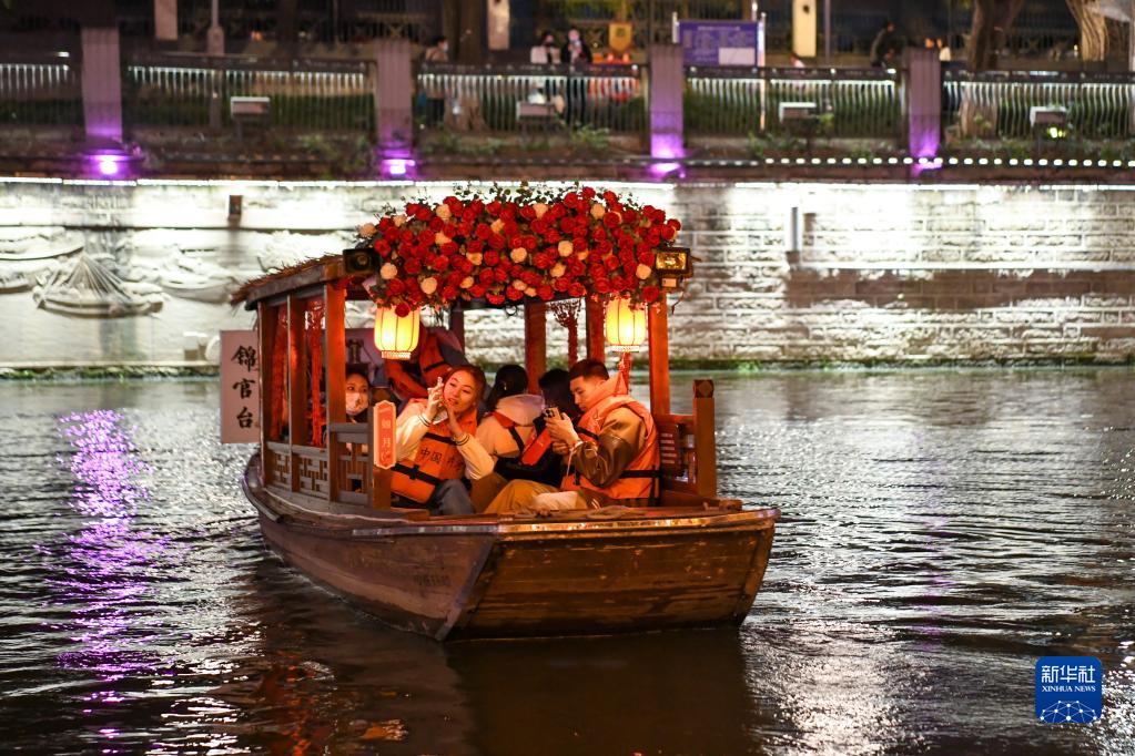 四川成都：“夜经济”点亮城市活力