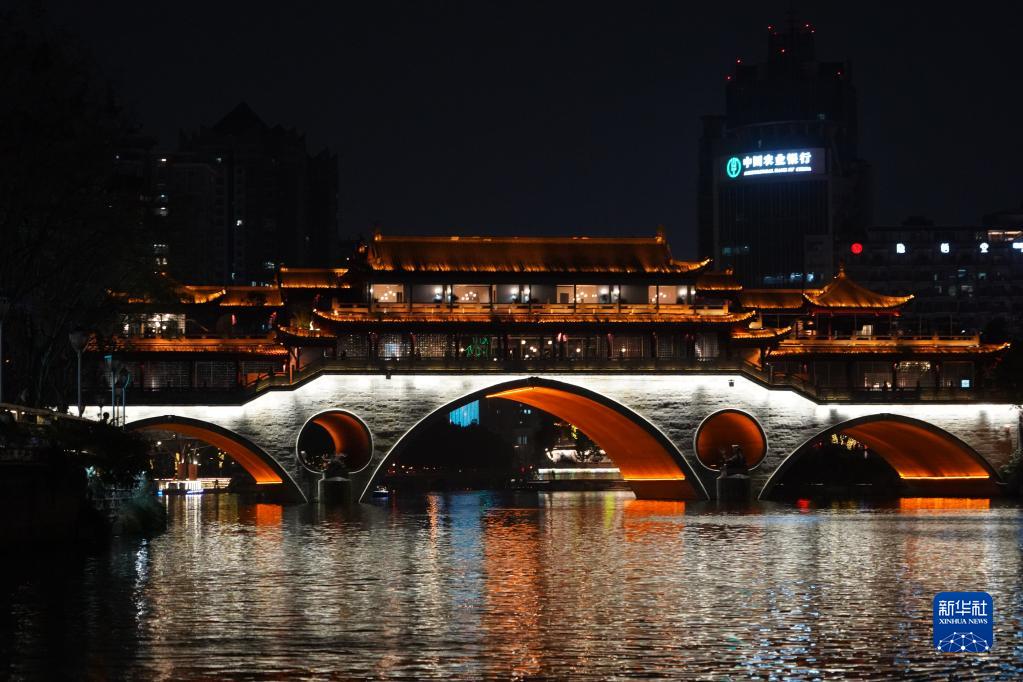 四川成都：“夜经济”点亮城市活力