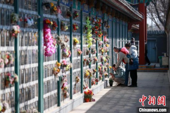 北京迎清明首个祭扫高峰日 创新形式寄托思念文明祭扫