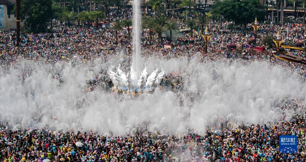 西双版纳：万人欢度泼水节
