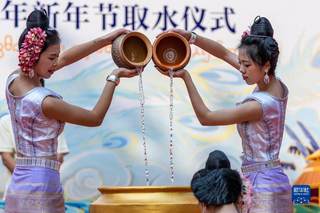 西双版纳：万人欢度泼水节