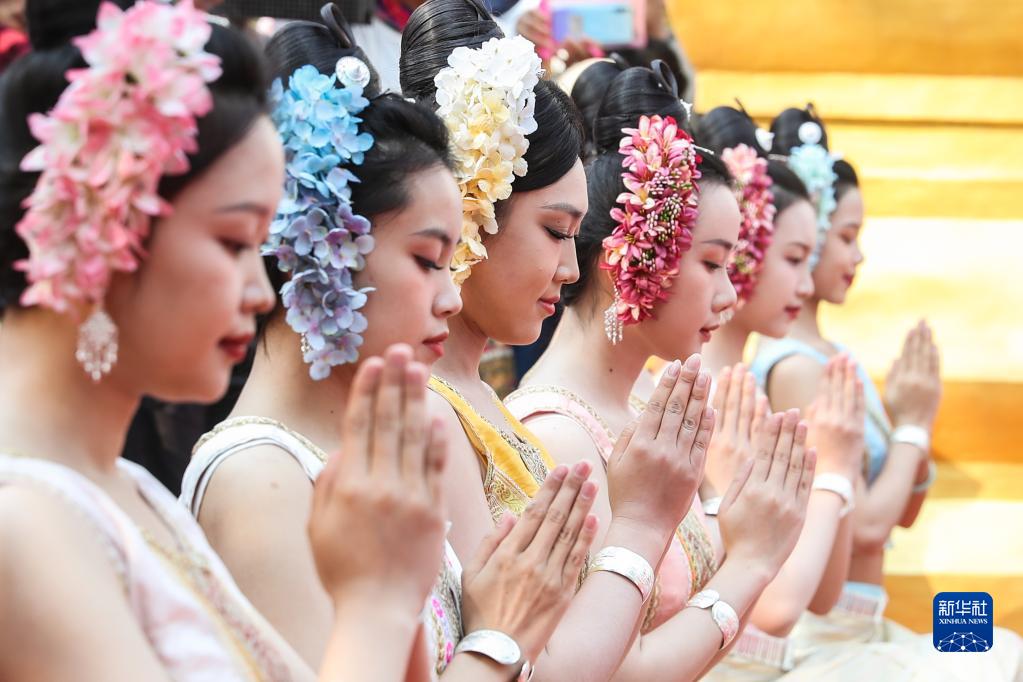 西双版纳：万人欢度泼水节